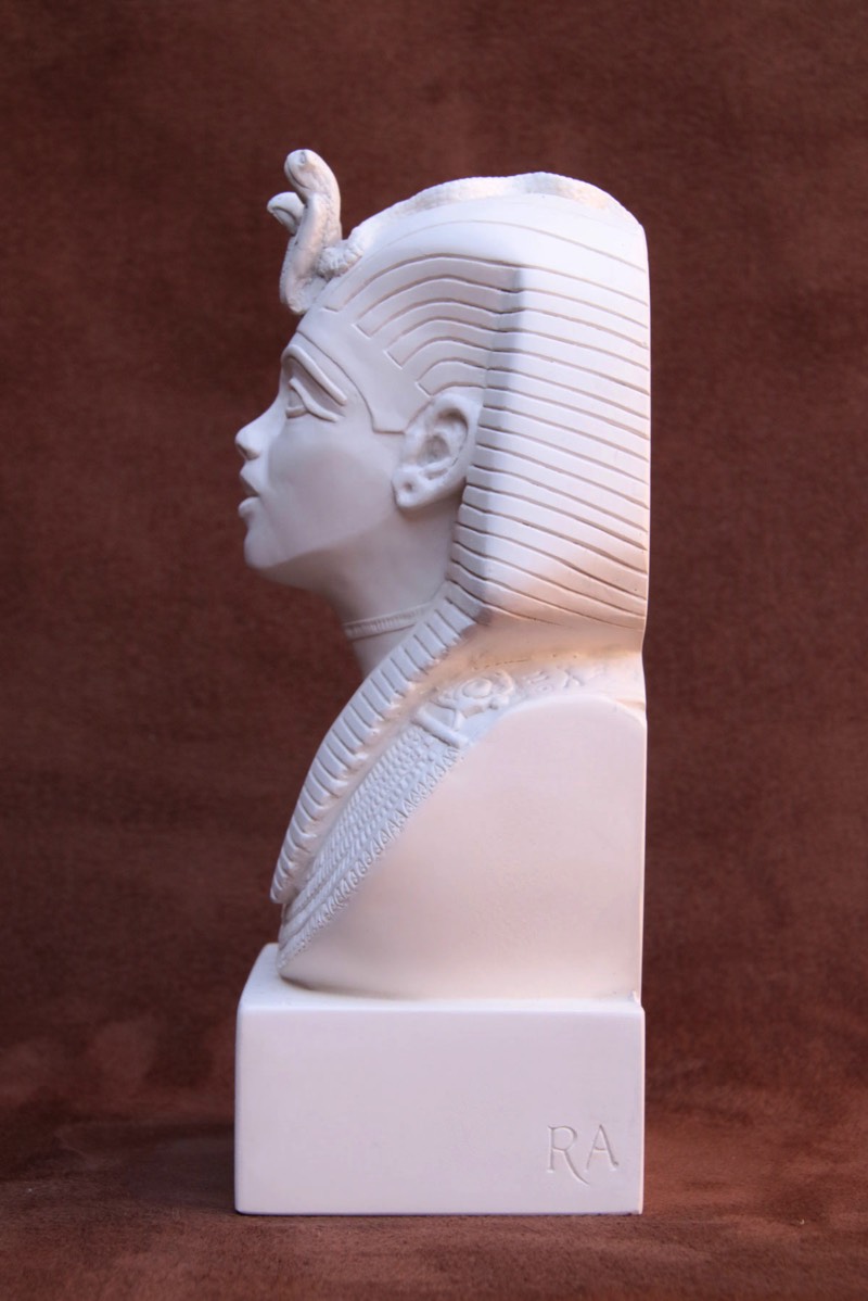 Available for purchase,Tutankhamun Ornament/bookend, by the Modern Souvenir Company.